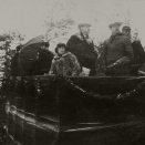Heller ikke i 1916 er Kollenværet ideelt... Kong Haakon, Dronning Maud og Kronprins Olav på Kongetribunen. Foto: Oppi Kunstforlag, De kongelige samlinger